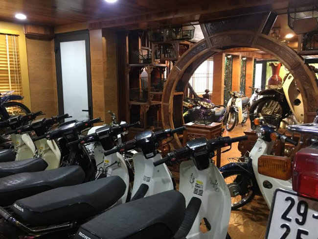 Ngoài chiếc Honda Dream II nói trên, anh Hưng còn sở hữu một bộ sưu tập xe hoành tráng, hầu hét đều là các mẫu xe huyền thoại với người dân Việt Nam Ngoài chiếc Honda Dream II nói trên, anh Hưng còn sở hữu một bộ sưu tập xe hoành tráng, hầu hét đều là các mẫu xe huyền thoại với người dân Việt Nam