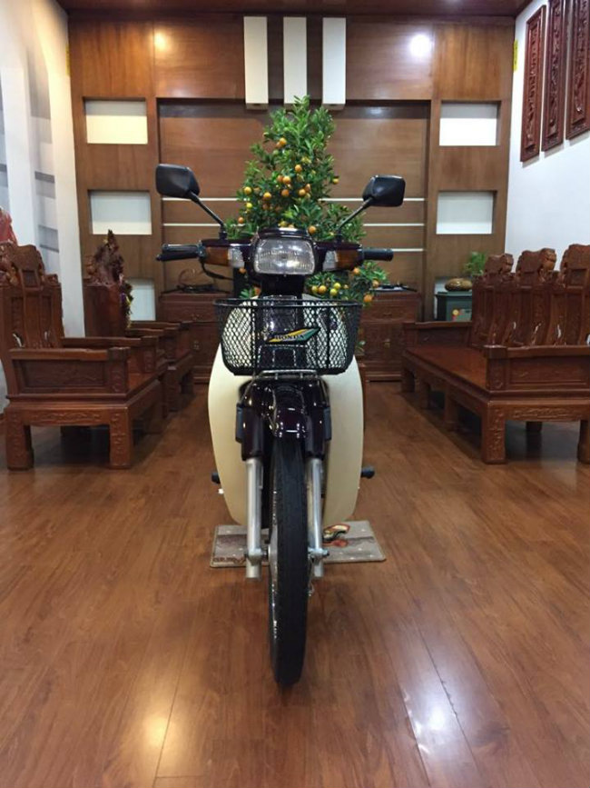 Xe còn đầy đủ các chi tiết như giỏ trước, gương chiếu hậu, vỏ xe vẫn còn bóng Xe còn đầy đủ các chi tiết như giỏ trước, gương chiếu hậu, vỏ xe vẫn còn bóng