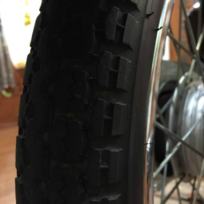 Thậm chí lốp xe vẫn còn nguyên vân lốp và talon Thậm chí lốp xe vẫn còn nguyên vân lốp và talon