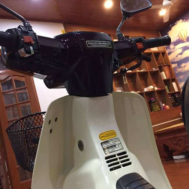 Dàn tem ghi thông số và cảnh báo của xe vẫn còn nguyên, chưa bong tróc hay bị mờ Dàn tem ghi thông số và cảnh báo của xe vẫn còn nguyên, chưa bong tróc hay bị mờ