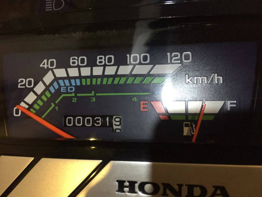 Mặt đồng hồ của xe cho thấy xe vẫn đang trong tình trạng hoàn ảo, các ký tự, kính nhựa ốp đẹp không tỳ vết. Công-tơ-mét cho thấy xe chỉ mới chạy được 31,9 km Mặt đồng hồ của xe cho thấy xe vẫn đang trong tình trạng hoàn ảo, các ký tự, kính nhựa ốp đẹp không tỳ vết. Công-tơ-mét cho thấy xe chỉ mới chạy được 31,9 km