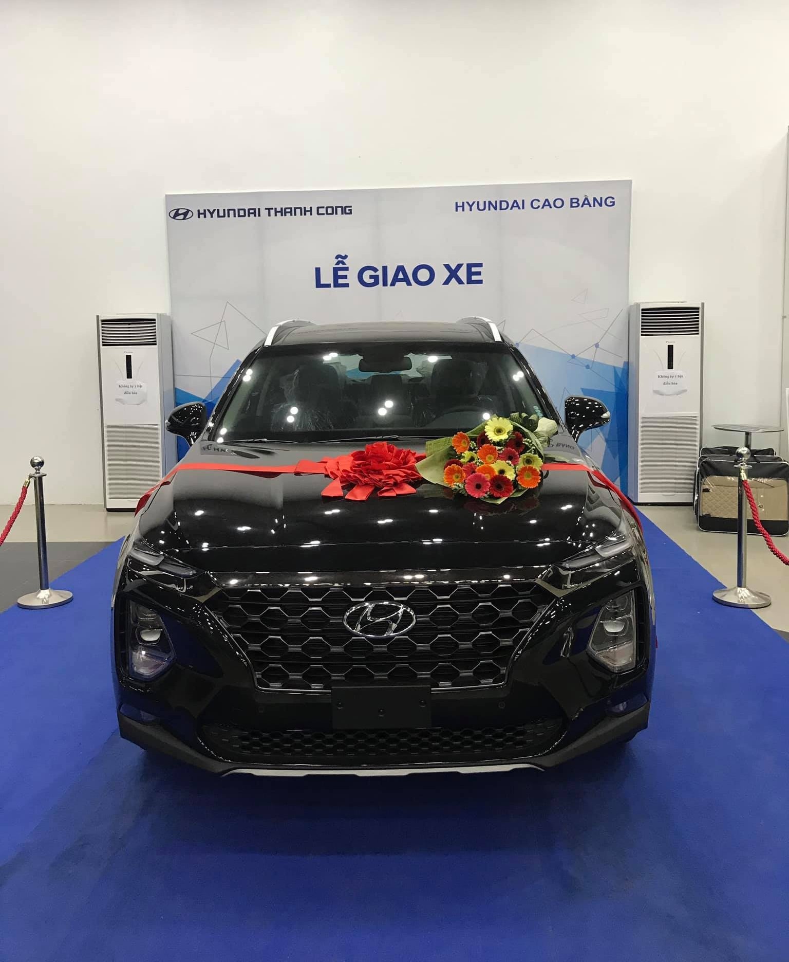 Các cơ sở tư nhân “đội lốt” đại lý chính hãng này vẫn tiến hành các buổi giới thiệu xe và giao xe như bình thường trong đó có cả mẫu Hyundai Santa Fe 2019 mới ra mắt thị trường Việt vào ngày 9/1 vừa qua Các cơ sở tư nhân “đội lốt” đại lý chính hãng này vẫn tiến hành các buổi giới thiệu xe và giao xe như bình thường trong đó có cả mẫu Hyundai Santa Fe 2019 mới ra mắt thị trường Việt vào ngày 9/1 vừa qua