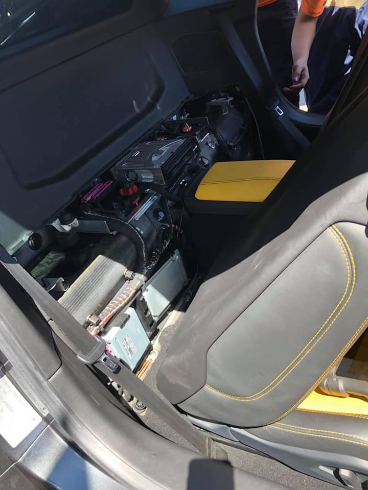 Bình ắc-quy không phải là thủ phạm khiến siêu xe Lamborghini Huracan LP610-4 màu xám này bỗng dưng chết máy giữa đường