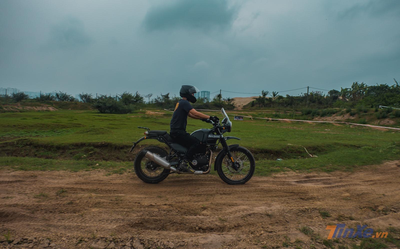 Đánh giá chung của nhiều người sau khi trải nghiệm chiếc xe Adventure mang kiểu dáng cổ điển này là khá tốt. Chiếc xe dù nặng nề nhưng vẫn mang lại cảm giác lái tốt, bộ giảm xóc hoạt động hiệu quả cùng khoảng sáng gầm cao. Tất cả giúp người lái có thể qua được các chướng ngại vật một cách hợp lý, không quá mạnh nhưng đủ dùng. Điểm trừ trên xe là không tắt được ABS và hơi nặng khi vào địa hình này. Đánh giá chung của nhiều người sau khi trải nghiệm chiếc xe Adventure mang kiểu dáng cổ điển này là khá tốt. Chiếc xe dù nặng nề nhưng vẫn mang lại cảm giác lái tốt, bộ giảm xóc hoạt động hiệu quả cùng khoảng sáng gầm cao. Tất cả giúp người lái có thể qua được các chướng ngại vật một cách hợp lý, không quá mạnh nhưng đủ dùng. Điểm trừ trên xe là không tắt được ABS và hơi nặng khi vào địa hình này.