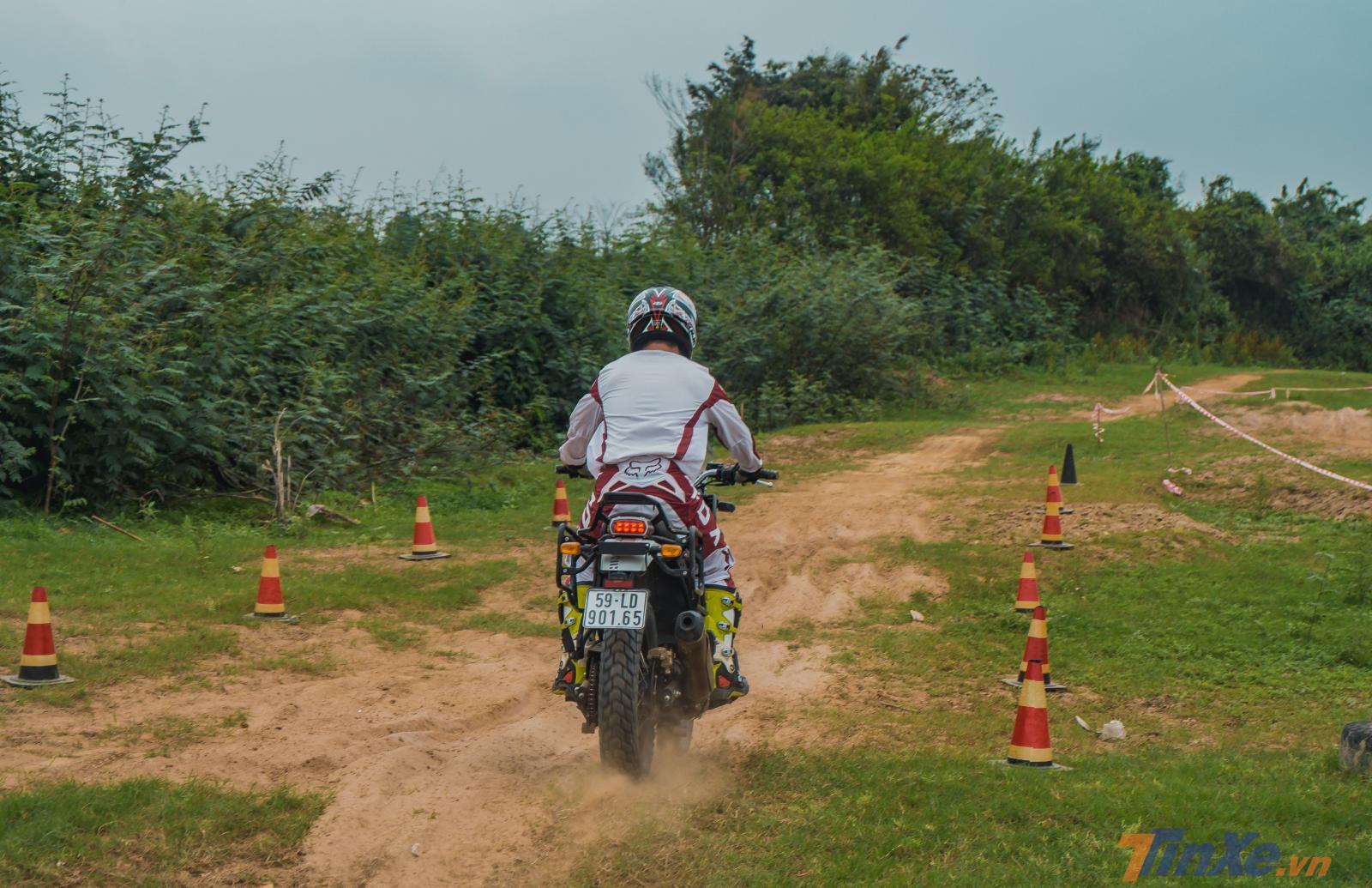 Những chiếc xe dù không phải quá mạnh nhưng rất bền bỉ, đưa người điều khiển băng qua các chướng ngại vật khá từ từ và chắc chắn Những chiếc xe dù không phải quá mạnh nhưng rất bền bỉ, đưa người điều khiển băng qua các chướng ngại vật khá từ từ và chắc chắn