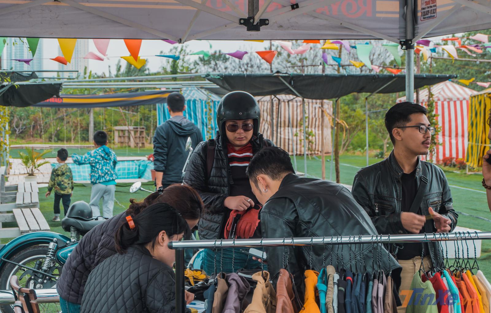 Tại khu vực này, những người yêu thích Royal Enfield còn có thể mua các vật dụng, trang bị đậm chất từ hãng xe với mức giá ưu đãi. Tại khu vực này, những người yêu thích Royal Enfield còn có thể mua các vật dụng, trang bị đậm chất từ hãng xe với mức giá ưu đãi.