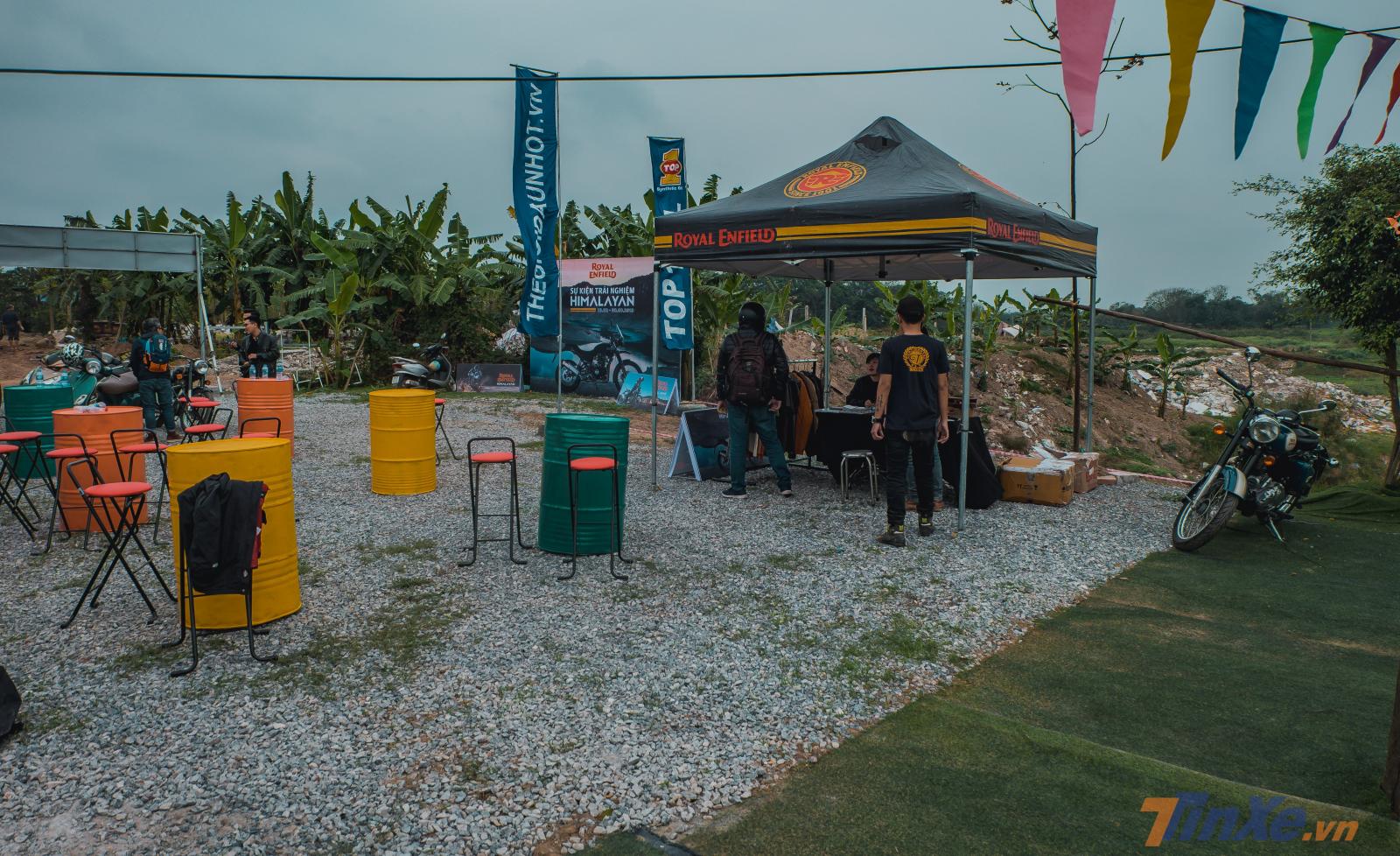 Khu vực đăng ký trải nghiệm Himalayan, để đăng ký tham gia, các biker cần có bằng lái A2 dành cho xe phân khối lớn và đầy đủ giày, quần dài bảo hộ Khu vực đăng ký trải nghiệm Himalayan, để đăng ký tham gia, các biker cần có bằng lái A2 dành cho xe phân khối lớn và đầy đủ giày, quần dài bảo hộ