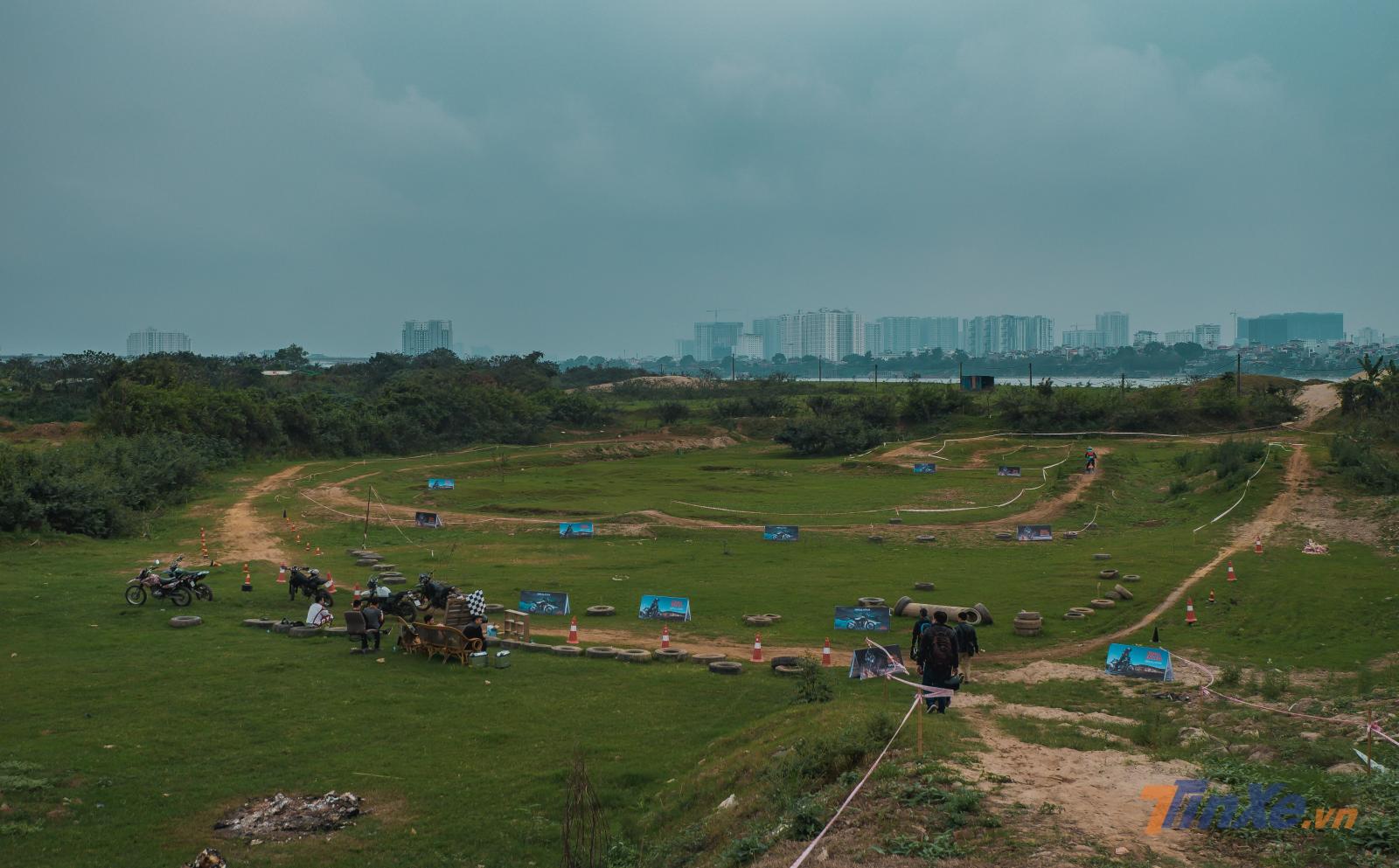 Bãi track đua off-road chuyên nghiệp tại Motorcross Riverside được thiết kế thành một khu vực khép kín, gồm địa hình đất cát và các dốc cao để thử sức người chơi. Đây là một địa hình khá khó nhằn dành cho các loại xe Adventure. Bãi track đua off-road chuyên nghiệp tại Motorcross Riverside được thiết kế thành một khu vực khép kín, gồm địa hình đất cát và các dốc cao để thử sức người chơi. Đây là một địa hình khá khó nhằn dành cho các loại xe Adventure.