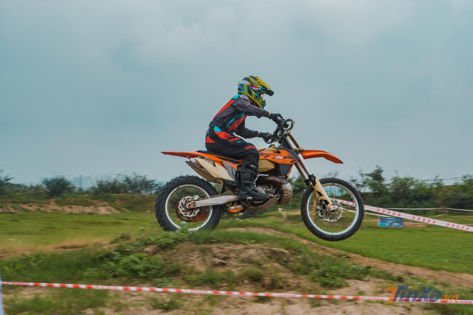 Buổi trải nghiệm còn có sự xuất hiện của những chiếc xe cào cào, cho thấy loại xe này vẫn là phù hợp nhất với việc chạy địa hình. Thế nhưng Himalayan cũng có thể phục vụ đủ cho chủ nhân của nó. Buổi trải nghiệm còn có sự xuất hiện của những chiếc xe cào cào, cho thấy loại xe này vẫn là phù hợp nhất với việc chạy địa hình. Thế nhưng Himalayan cũng có thể phục vụ đủ cho chủ nhân của nó.