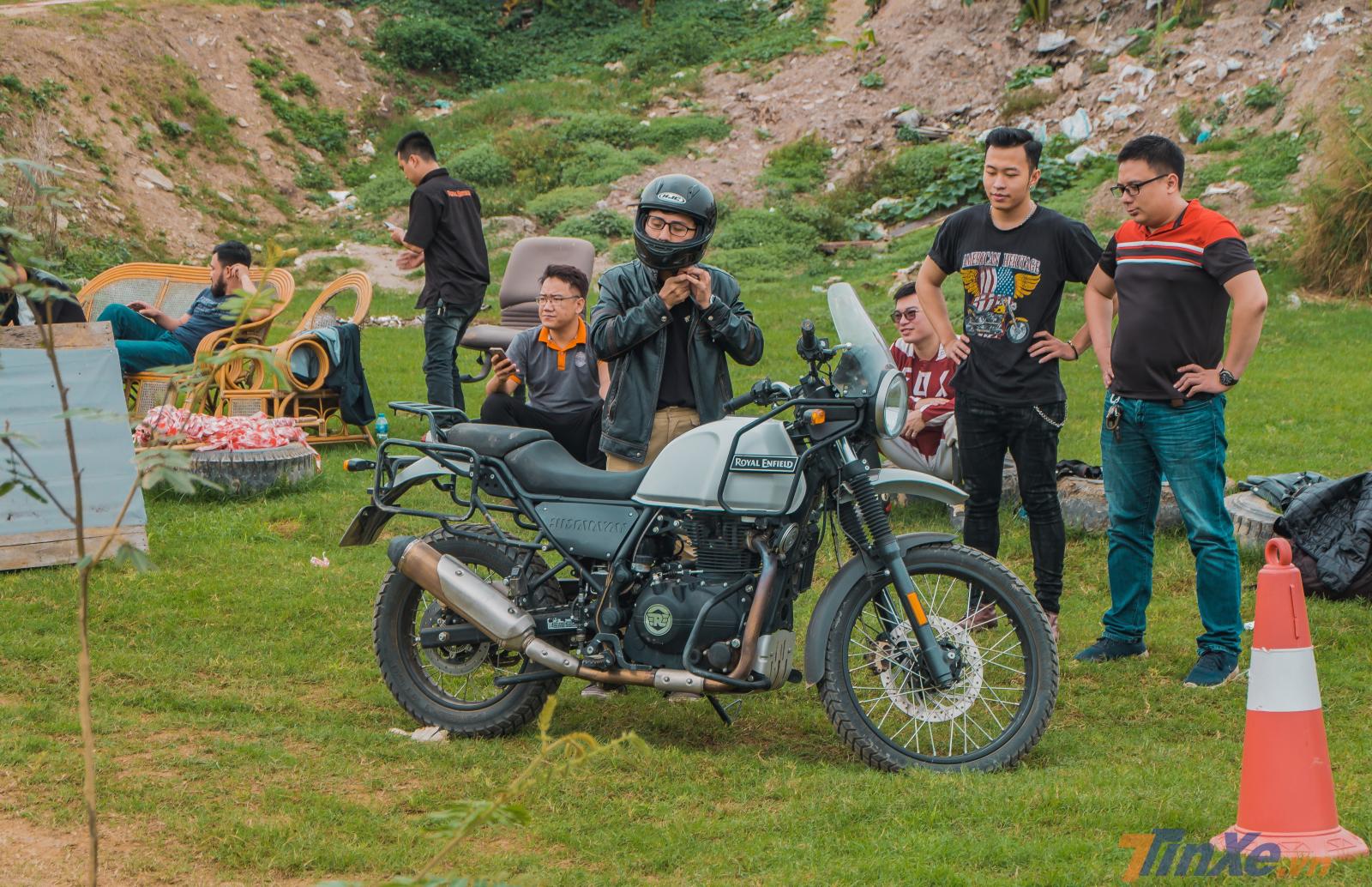 Trước khi bắt đầu trải nghiệm, các biker phải đội mũ bảo hiểm đúng quy định. Trước khi bắt đầu trải nghiệm, các biker phải đội mũ bảo hiểm đúng quy định.