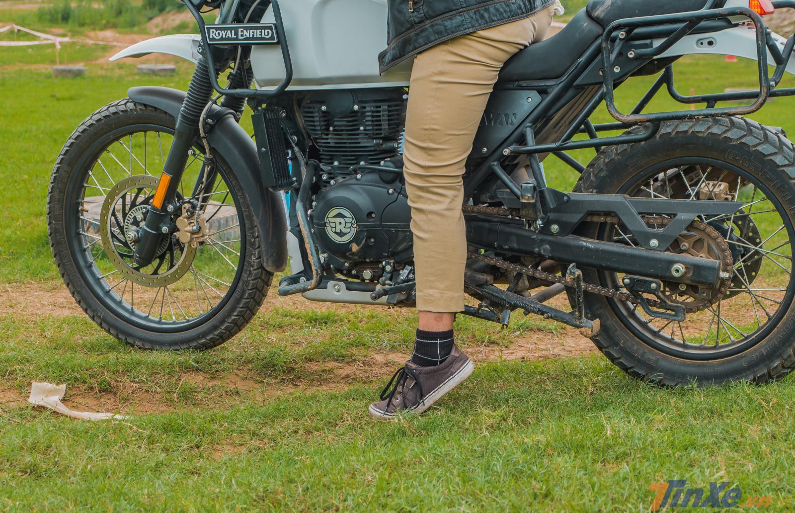 Chiều cao của Himalayan cũng làm khá nhiều biker có chiều cao khiêm tốn phải băn khoăn Chiều cao của Himalayan cũng làm khá nhiều biker có chiều cao khiêm tốn phải băn khoăn