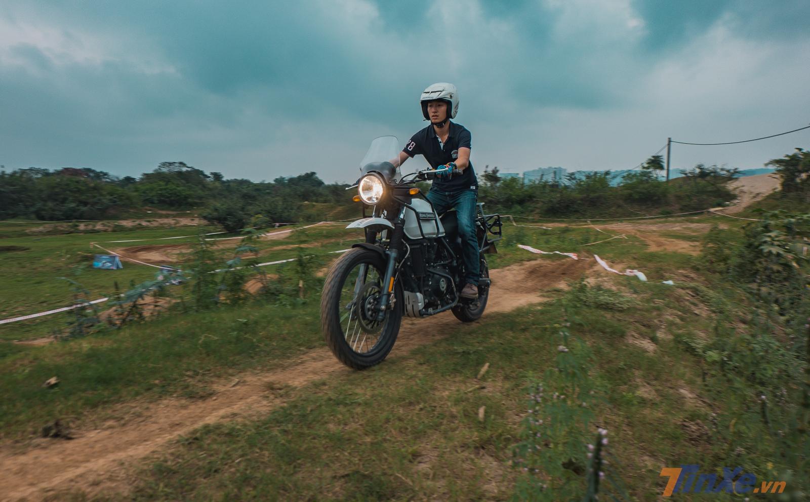 Sau một vài vòng làm quen xe thì việc điều khiển Himalayan dường như đã dễ dàng hơn rất nhiều Sau một vài vòng làm quen xe thì việc điều khiển Himalayan dường như đã dễ dàng hơn rất nhiều