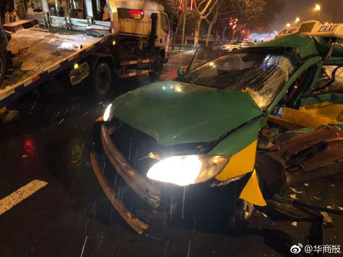 Chiếc xe taxi BYD tại hiện trường vụ tai nạn