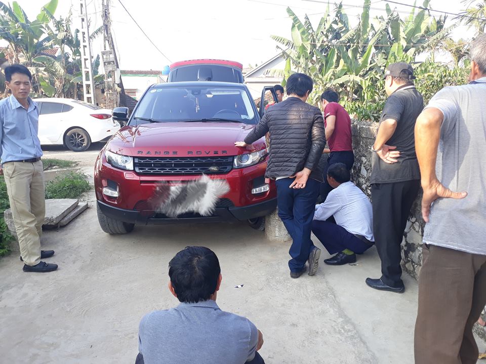 Range Rover Evoque gặp nạn do người điều khiển xe thiếu quan sát khi vào đường làng