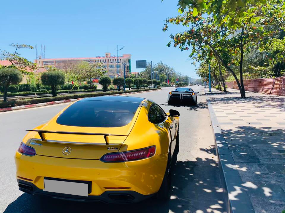 Mercedes-AMG GT S Edition 1 và phía trên là Ferrari 488 GTB mang gói độ Misha Designs độc nhất Việt Nam