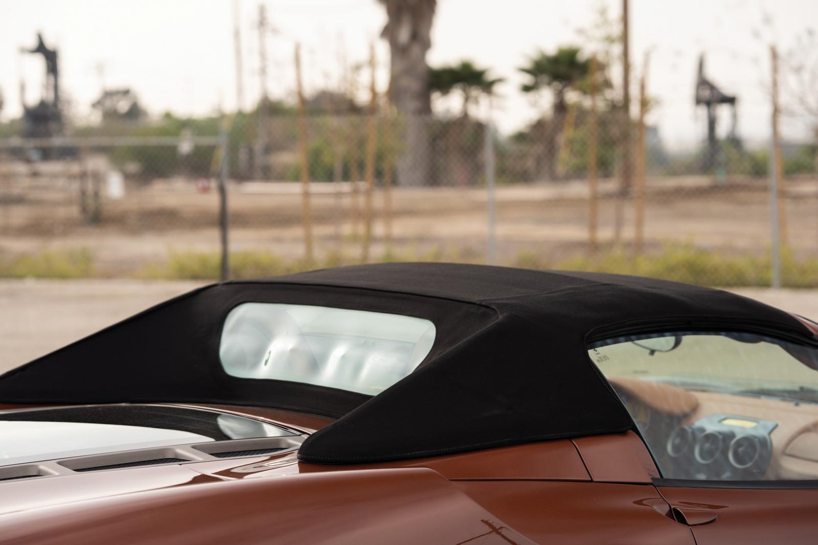 Mui vải của xe màu đen Mui vải của xe màu đen