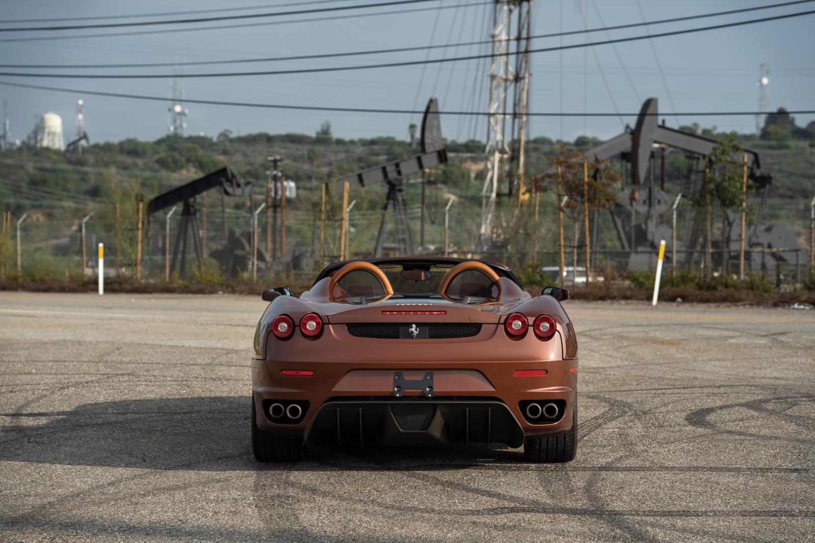 Và khi siêu xe Ferrari F430 Spider này mở mui Và khi siêu xe Ferrari F430 Spider này mở mui