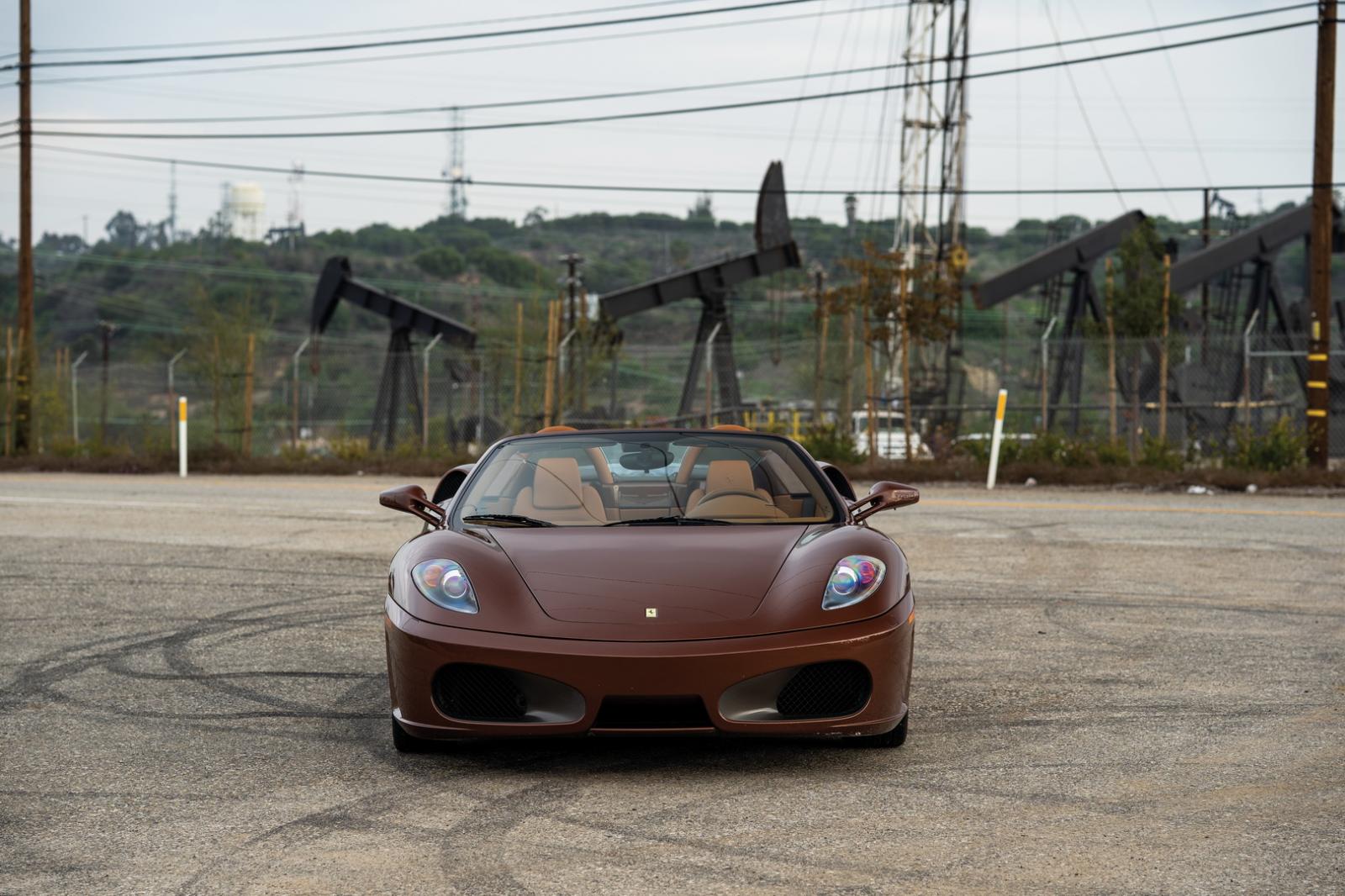 Siêu xe Ferrari F430 Spider mang bộ áo thỏi sôcôla cực độc của thập niên 70 Siêu xe Ferrari F430 Spider mang bộ áo thỏi sôcôla cực độc của thập niên 70