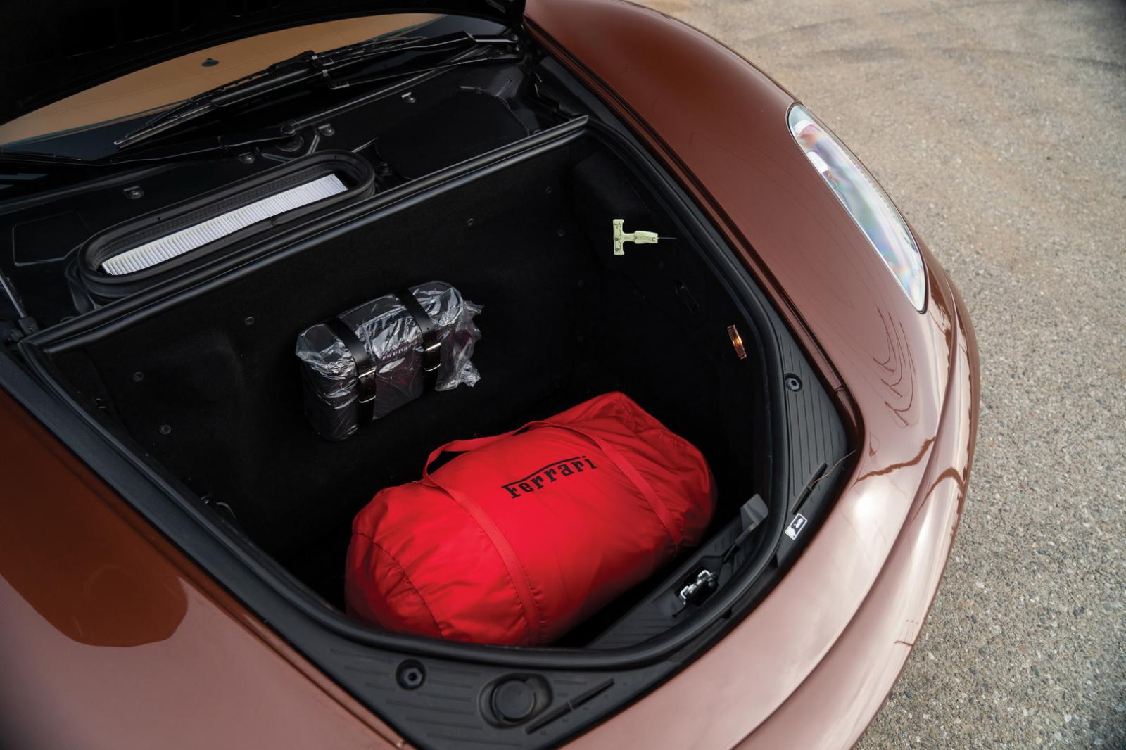 Chiếc siêu xe này có đầy đủ các phụ kiện như túi xách lớn màu đỏ của Ferrari Chiếc siêu xe này có đầy đủ các phụ kiện như túi xách lớn màu đỏ của Ferrari