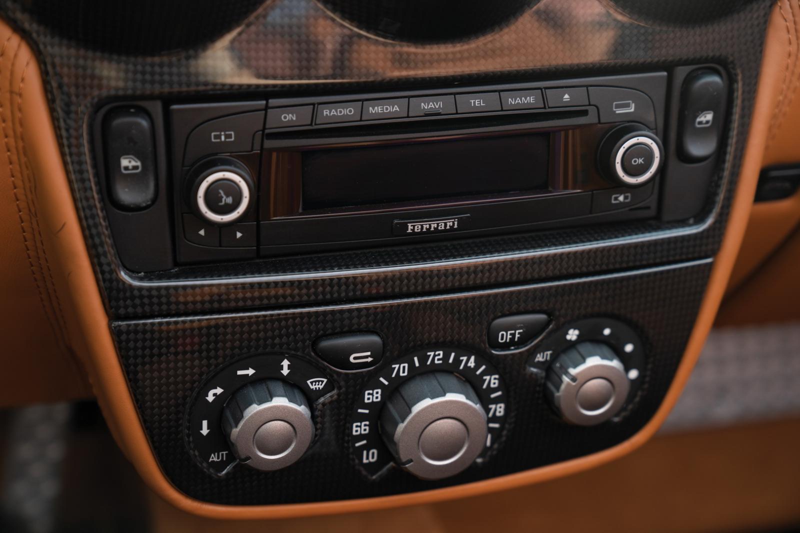 Kết hợp cùng nhiều chi tiết bọc sợi carbon bóng và nhôm Kết hợp cùng nhiều chi tiết bọc sợi carbon bóng và nhôm