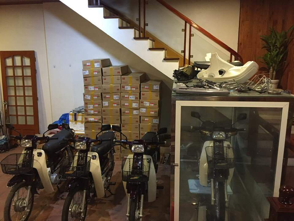 Chiếc Honda Dream của bố được anh Hưng trưng bày trong tủ kính Chiếc Honda Dream của bố được anh Hưng trưng bày trong tủ kính