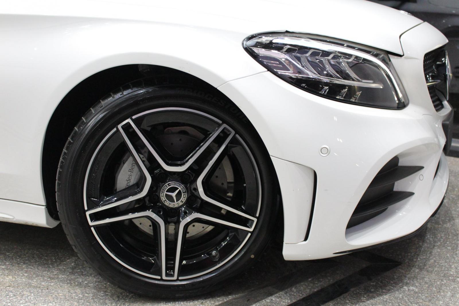 Là phiên bản nâng cấp giữa vòng đời, ngoại thất Mercedes-Benz C-Class 2019 sẽ chỉ thay đổi nhẹ ở chi tiết lưới tản nhiệt, cản trước, cản sau, đèn hậu và vành xe. Trong khi đó đèn pha của C200 vẫn là loại LED thường còn C200 Exclusive và C300 AMG được trang bị đèn Multibeam LED vốn xuất hiện trên E-C Là phiên bản nâng cấp giữa vòng đời, ngoại thất Mercedes-Benz C-Class 2019 sẽ chỉ thay đổi nhẹ ở chi tiết lưới tản nhiệt, cản trước, cản sau, đèn hậu và vành xe. Trong khi đó đèn pha của C200 vẫn là loại LED thường còn C200 Exclusive và C300 AMG được trang bị đèn Multibeam LED vốn xuất hiện trên E-C