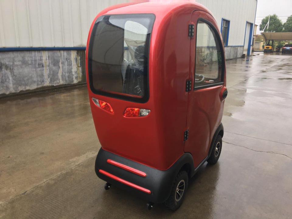 Chiếc ô tô điện mini vẫn đầy đủ đèn, còi, xi-nhan báo rẽ đầy đủ Chiếc ô tô điện mini vẫn đầy đủ đèn, còi, xi-nhan báo rẽ đầy đủ