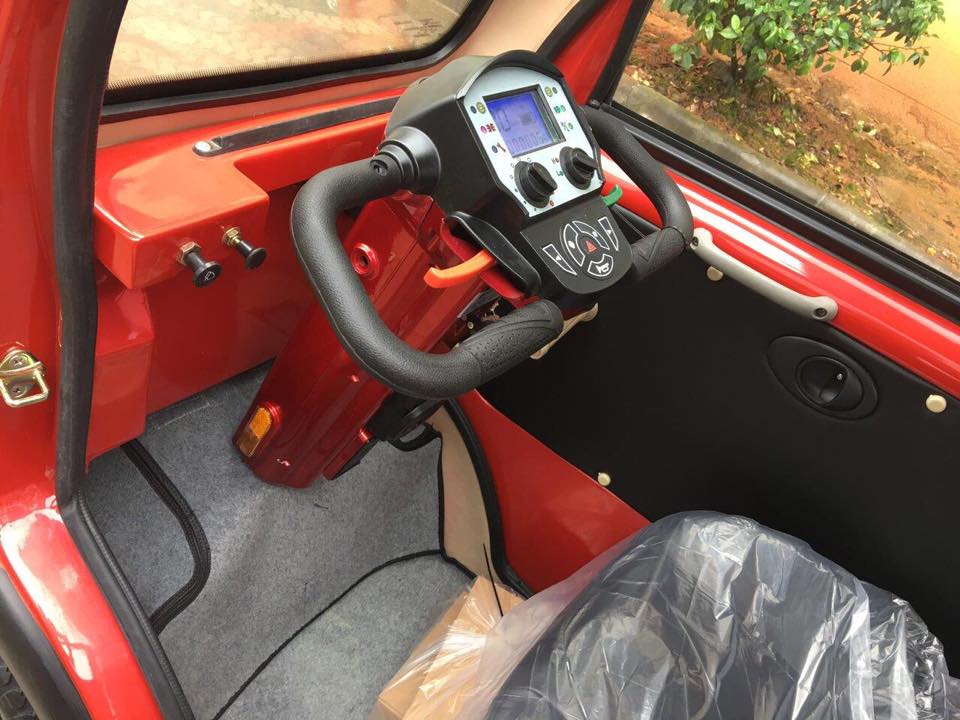 Nội thất đơn giản không có vô lăng như ô tô mà lại là tay lái giống với xe máy, màn hình đơn sắc LCD và ngoài ra người bán hàng cũng quảng cáo rằng sản phẩm này có cả trang bị camera lùi Nội thất đơn giản không có vô lăng như ô tô mà lại là tay lái giống với xe máy, màn hình đơn sắc LCD và ngoài ra người bán hàng cũng quảng cáo rằng sản phẩm này có cả trang bị camera lùi