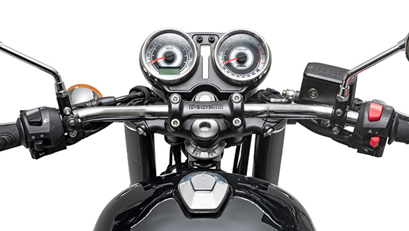 Nhìn vào bảng đồng hồ và ghi đông lái của chiếc xe trông khá giống với những chiếc Triumph Bonneville khi sử dụng đồng hồ đôi dạng Analog kết hợp với màn hình điện tử. Nhìn vào bảng đồng hồ và ghi đông lái của chiếc xe trông khá giống với những chiếc Triumph Bonneville khi sử dụng đồng hồ đôi dạng Analog kết hợp với màn hình điện tử.