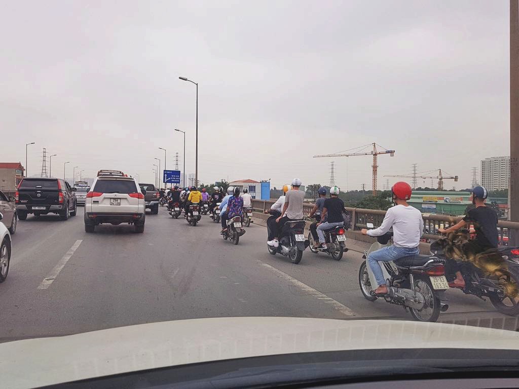 Giao thông trên đường vành đai 3 trở nên hỗn loạn khi có sự xuất hiện của rất nhiều xe máy Giao thông trên đường vành đai 3 trở nên hỗn loạn khi có sự xuất hiện của rất nhiều xe máy