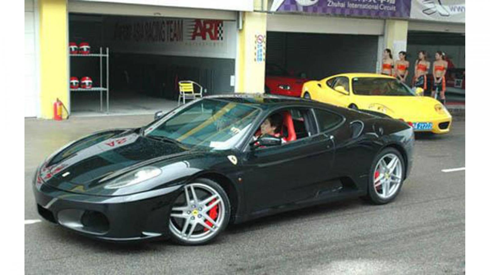 Tuy nhiên chiếc siêu xe Ferrari F430 màu đen này mới là ngựa chồm đầu tiên Lâm Chí Dĩnh thu nạp Tuy nhiên chiếc siêu xe Ferrari F430 màu đen này mới là ngựa chồm đầu tiên Lâm Chí Dĩnh thu nạp
