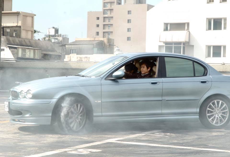 Lâm Chí Dĩnh thể hiện kỹ năng đốt lốp trên chiếc Jaguar trong bộ phim mình đóng Lâm Chí Dĩnh thể hiện kỹ năng đốt lốp trên chiếc Jaguar trong bộ phim mình đóng