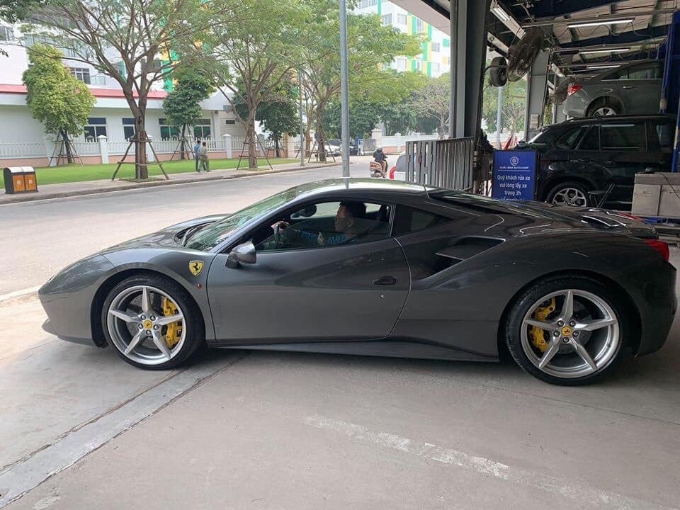 Mức giá thách cưới của chiếc siêu xe Ferrari 488 GTB màu xám khoảng 7,3 tỷ đồng Mức giá thách cưới của chiếc siêu xe Ferrari 488 GTB màu xám khoảng 7,3 tỷ đồng