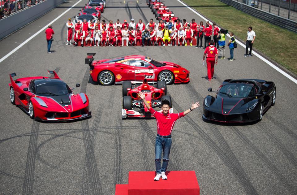 Lâm Chí Dĩnh đứng trên bục và phía sau là 3 chiếc Ferrari bao gồm LaFerrari FXX K, Ferrari F1 và LaFerrari Aperta Lâm Chí Dĩnh đứng trên bục và phía sau là 3 chiếc Ferrari bao gồm LaFerrari FXX K, Ferrari F1 và LaFerrari Aperta