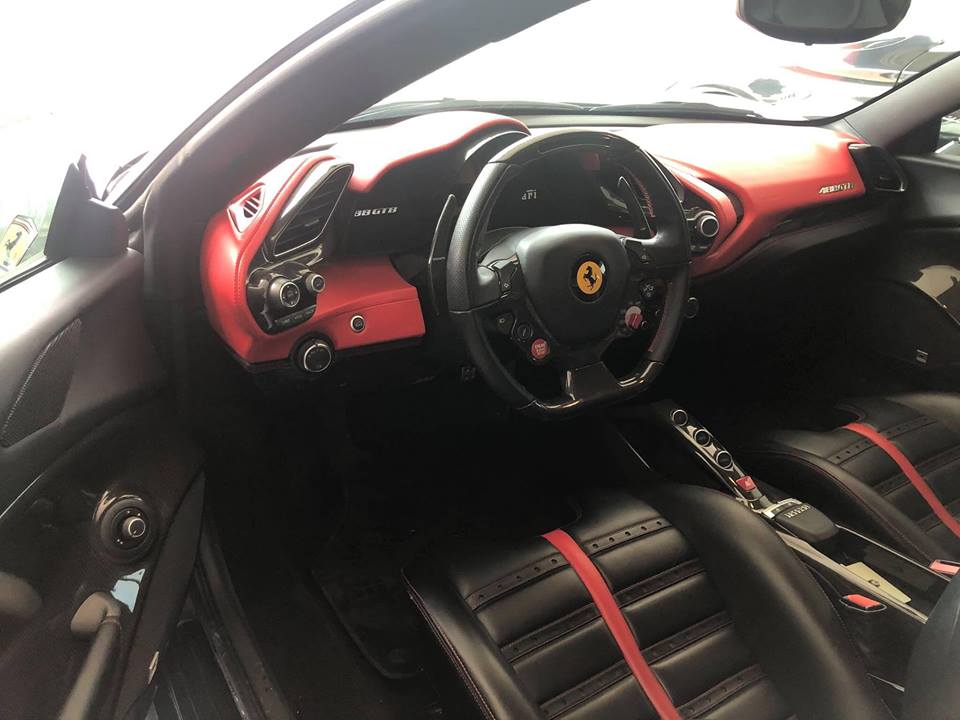 Nội thất siêu xe Ferrari 488 GTB đang rao bán 7,3 tỷ đồng mang gam màu đen-đỏ Nội thất siêu xe Ferrari 488 GTB đang rao bán 7,3 tỷ đồng mang gam màu đen-đỏ