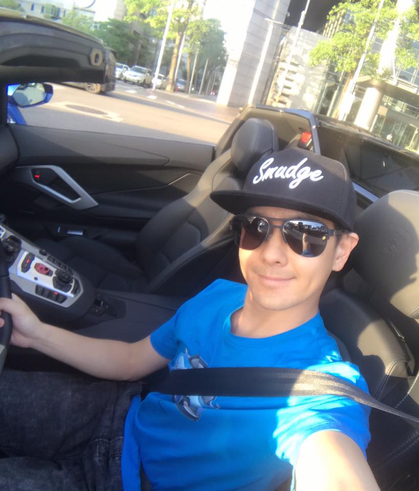 Chụp ảnh tự sướng khi lái Lamborghini Aventador mui trần Chụp ảnh tự sướng khi lái Lamborghini Aventador mui trần