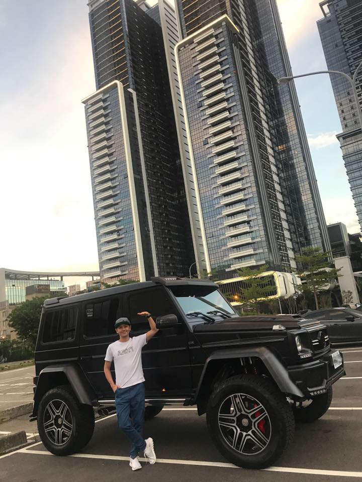 Lâm Chí Dĩnh như người tí hon khi đứng cạnh chiếc Mercedes-Benz G-Class độ của mình Lâm Chí Dĩnh như người tí hon khi đứng cạnh chiếc Mercedes-Benz G-Class độ của mình