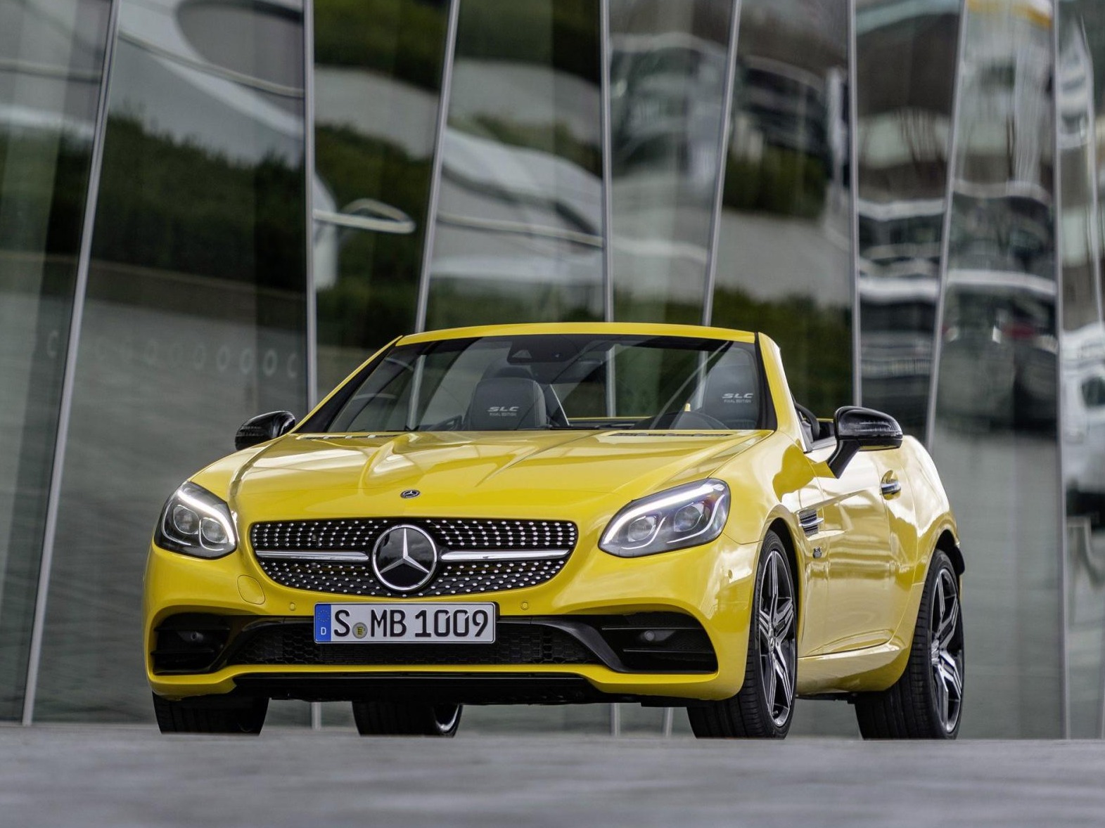 Mercedes-Benz SLC Final Edition là phiên bản đặc biệt cuối cùng trước khi dòng SLC bị ngừng sản xuất Mercedes-Benz SLC Final Edition là phiên bản đặc biệt cuối cùng trước khi dòng SLC bị ngừng sản xuất