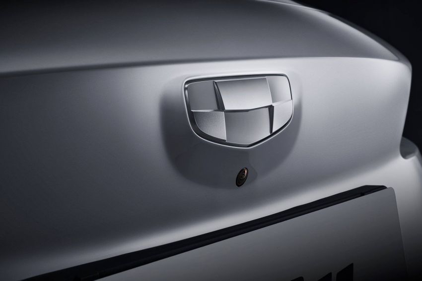 Logo của Geely GE11 chỉ có màu trắng và loại bỏ các tông màu đen, lam và vàng trên các mẫu xe động cơ đốt trong thông thường của họ