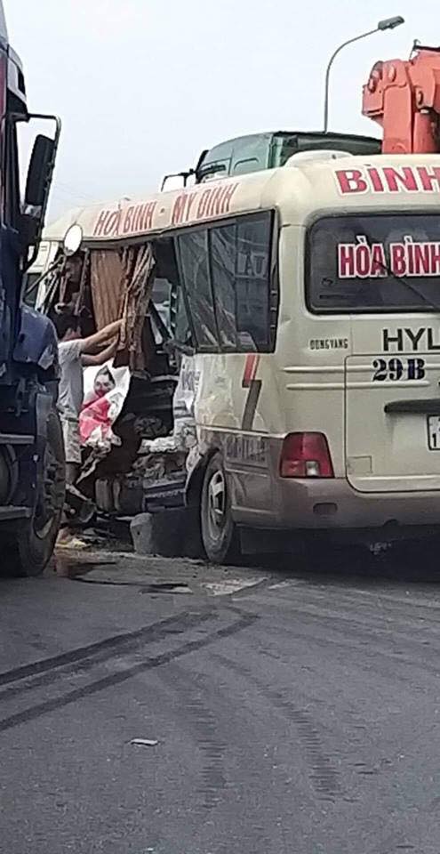 Hông xe khách biến dạng sau cú va chạm với xe container Hông xe khách biến dạng sau cú va chạm với xe container