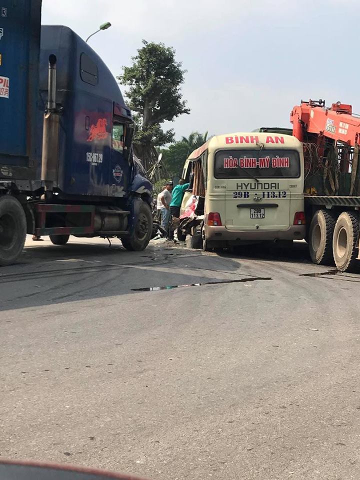 Hiện trường chính của vụ tai nạn là 3 chiếc xe ô tô Hiện trường chính của vụ tai nạn là 3 chiếc xe ô tô