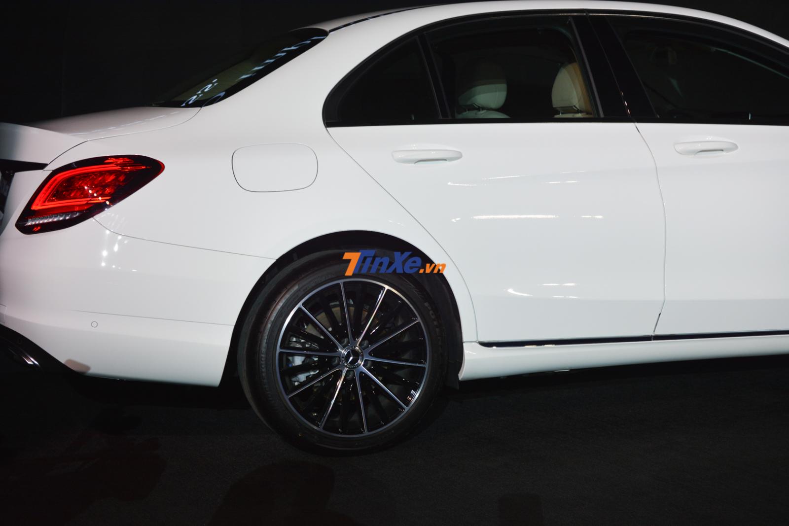 Bộ mâm trên Mercedes-Benz C200 Exclusive 2019 có thiết kế 5 chấu kép 18 inch Bộ mâm trên Mercedes-Benz C200 Exclusive 2019 có thiết kế 5 chấu kép 18 inch