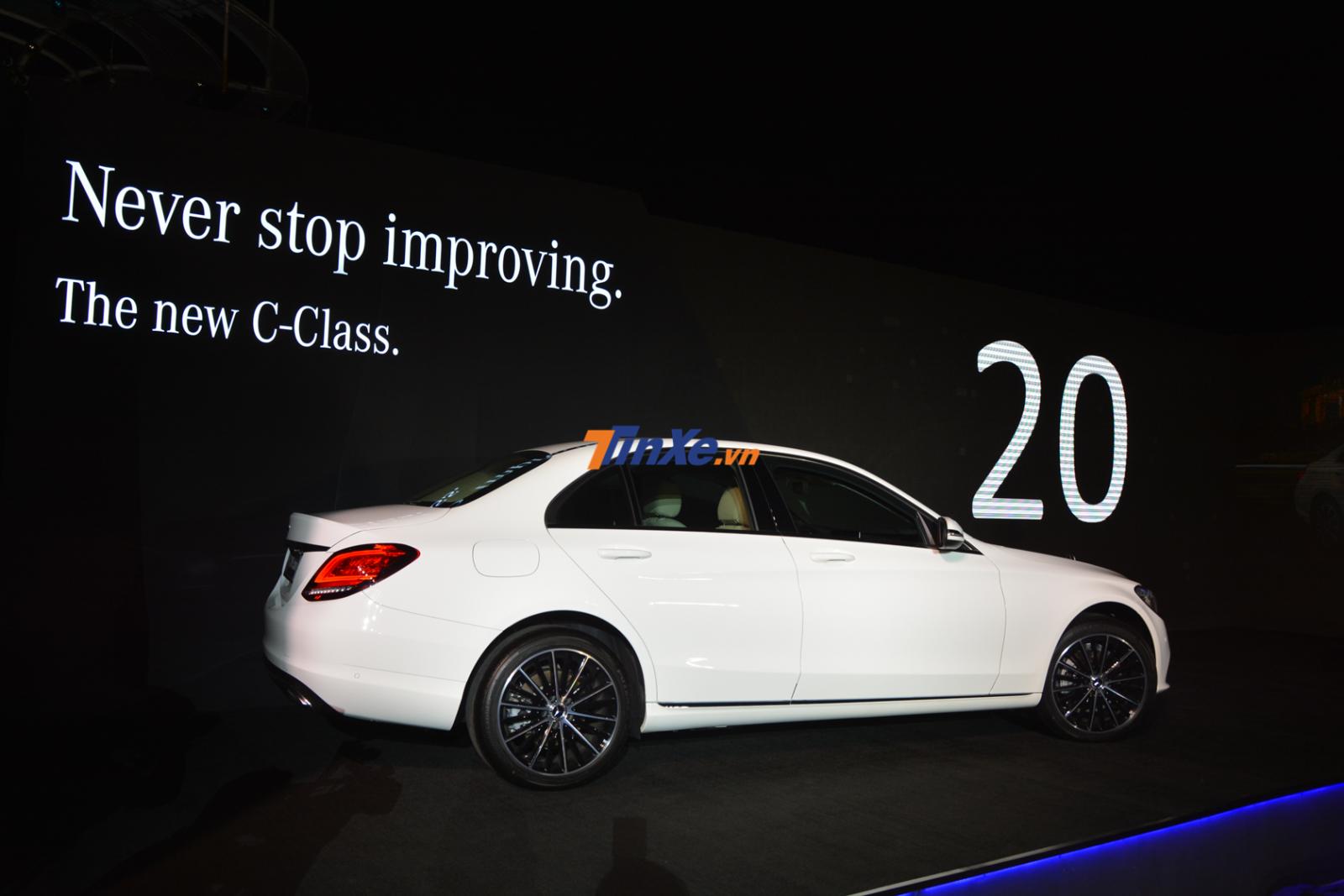 Hiện Mercedes-Benz C200 Exclusive 2019 đang có giá bán chính hãng 1,709 tỷ đồng
