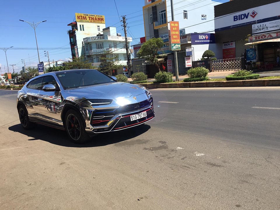 Lamborghini Urus được Minh Nhựa cho thay áo crôm đen để chơi Tết Kỷ Hợi 2019 Lamborghini Urus được Minh Nhựa cho thay áo crôm đen để chơi Tết Kỷ Hợi 2019