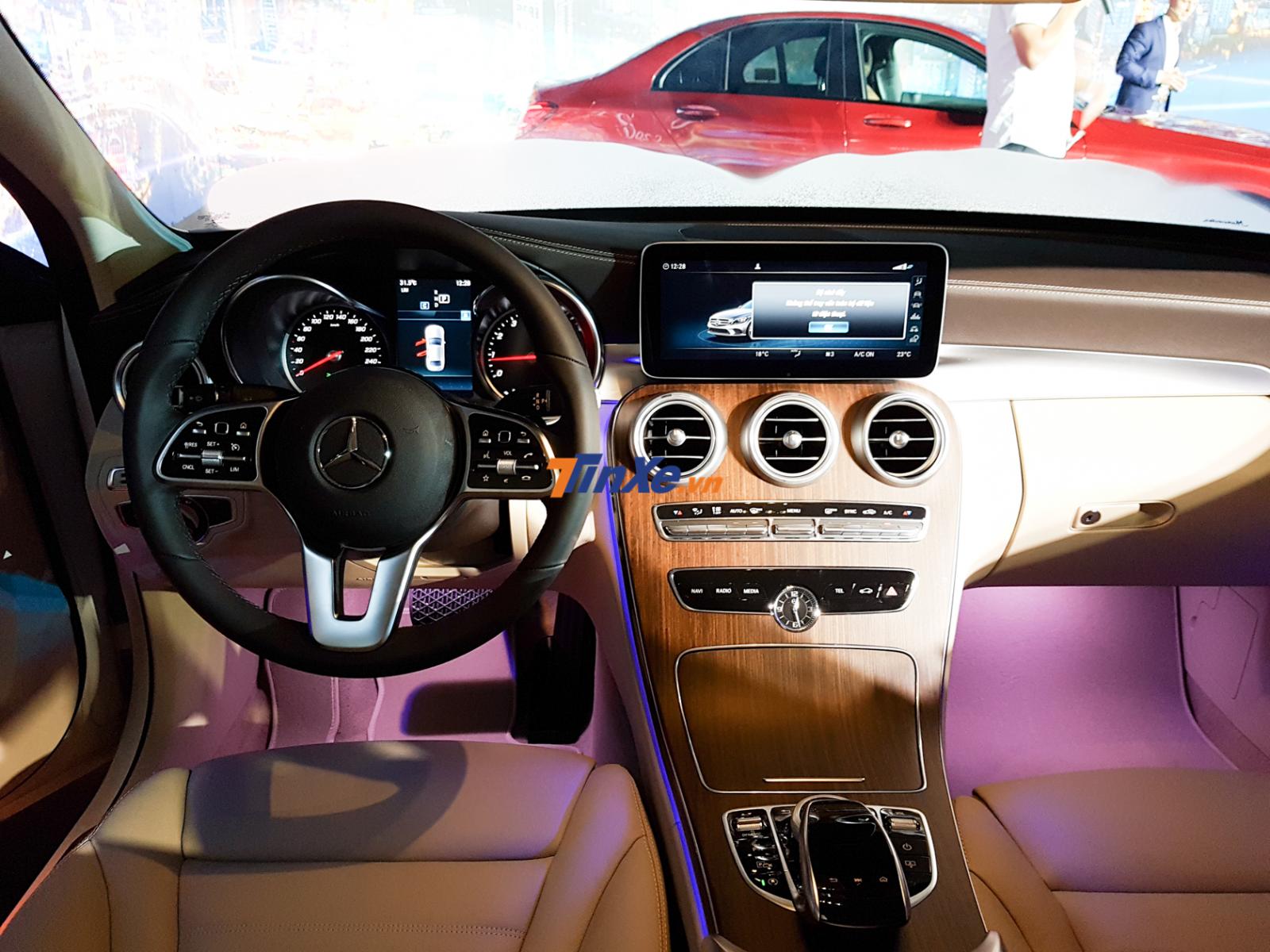 Nội thất của Mercedes-Benz C200 Exclusive 2019 tập trung vào các chi tiết da, kim loại và cả ốp gỗ Nội thất của Mercedes-Benz C200 Exclusive 2019 tập trung vào các chi tiết da, kim loại và cả ốp gỗ