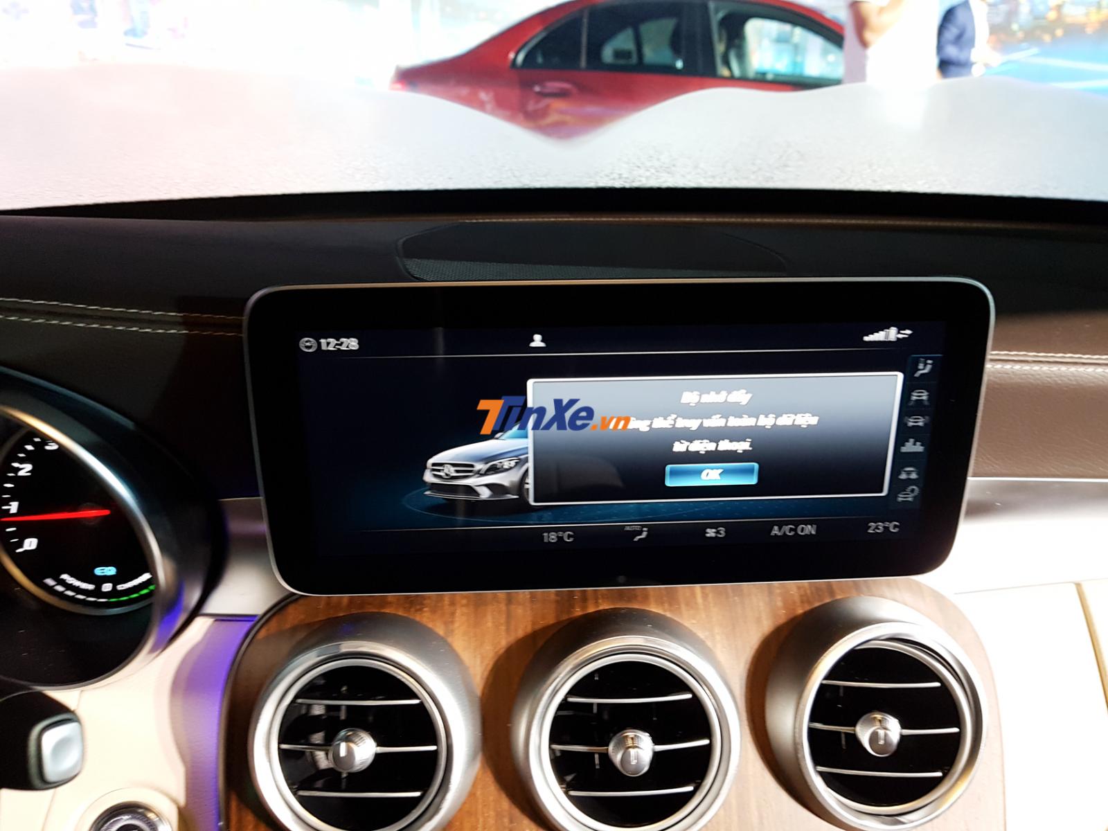 Màn hình giải trí 10.25 inch lớn hơn so với bản cũ Màn hình giải trí 10.25 inch lớn hơn so với bản cũ