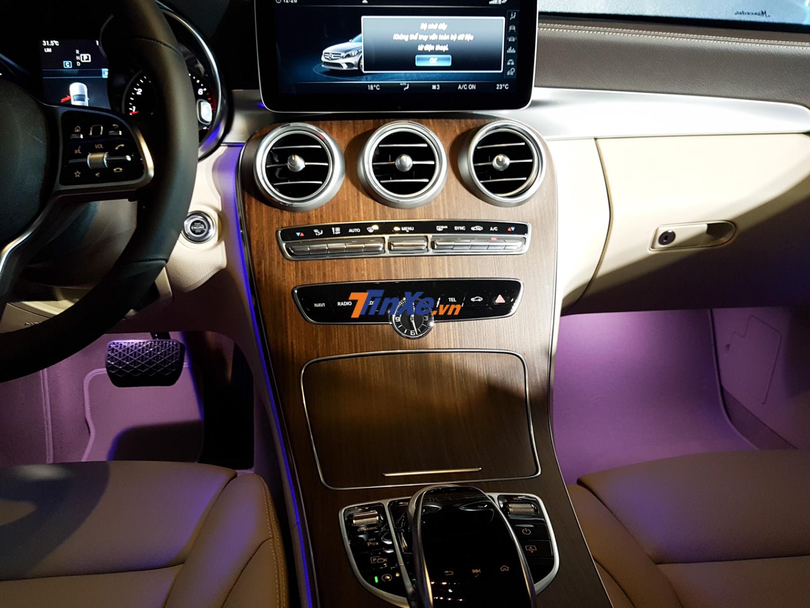 Đồng hồ xem giờ trên bệ điều khiển trung tâm Đồng hồ xem giờ trên bệ điều khiển trung tâm