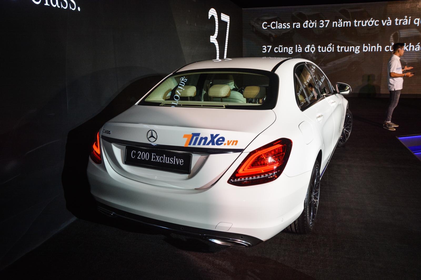 Tiếp đến là cản va sau Tiếp đến là cản va sau