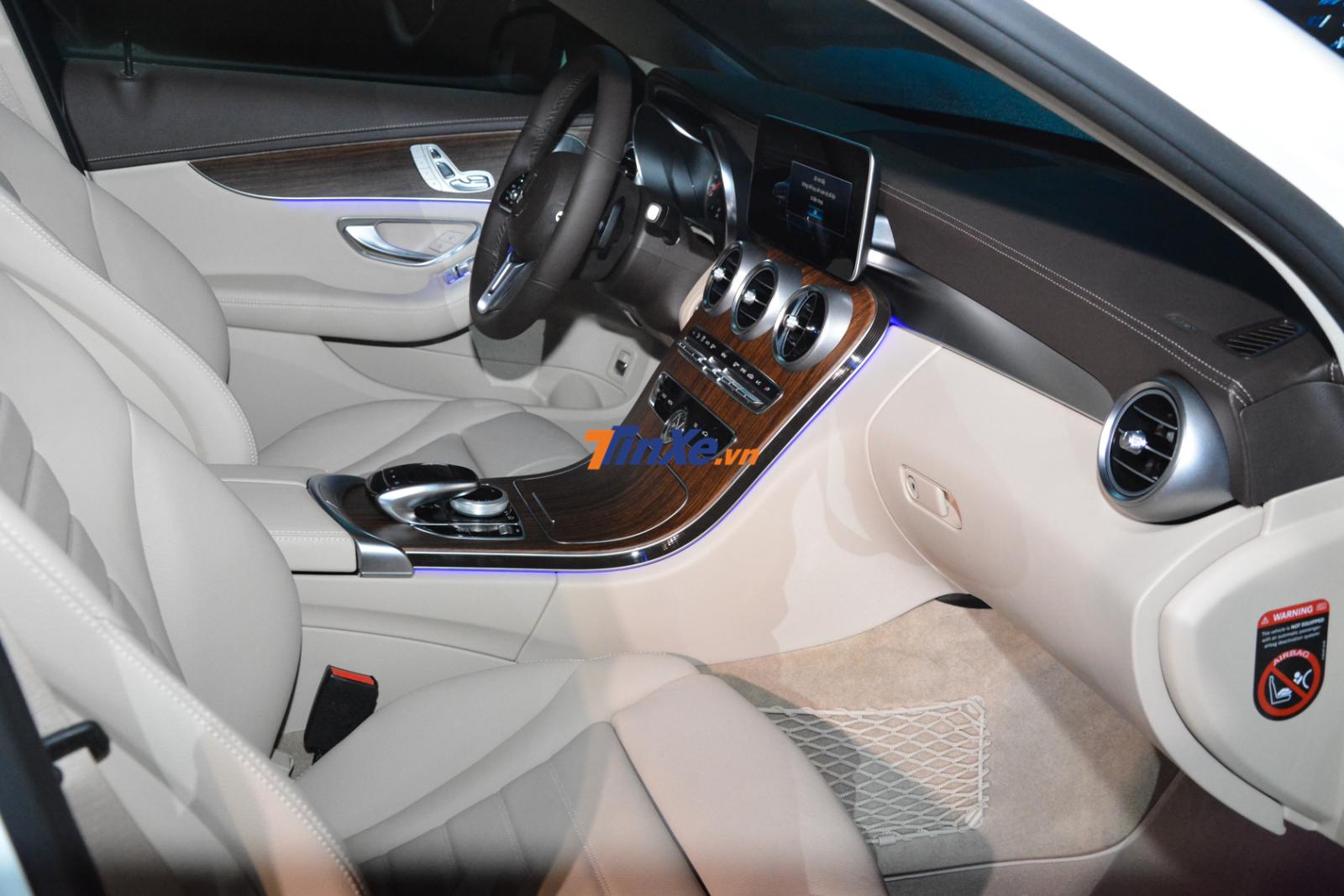 Cận cảnh khoang lái Mercedes-Benz C200 Exclusive 2019 phía trước Cận cảnh khoang lái Mercedes-Benz C200 Exclusive 2019 phía trước