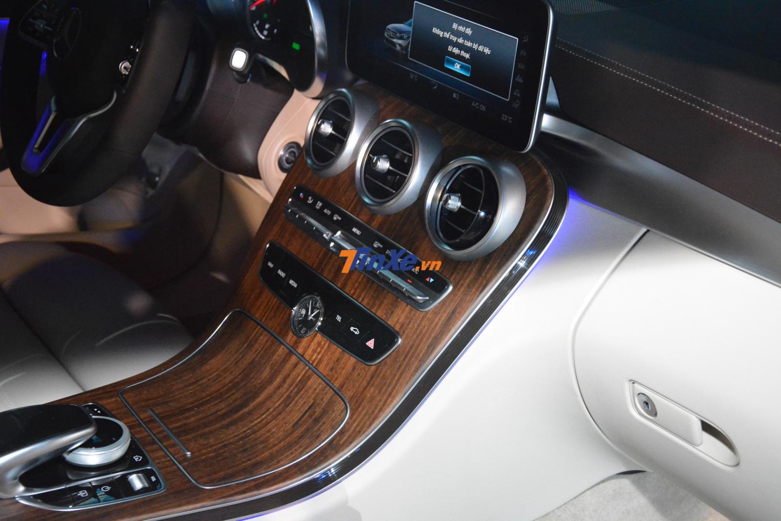 Gỗ ốp trên Mercedes-Benz C200 Exclusive 2019 là loại óc chó vân nổi  Gỗ ốp trên Mercedes-Benz C200 Exclusive 2019 là loại óc chó vân nổi